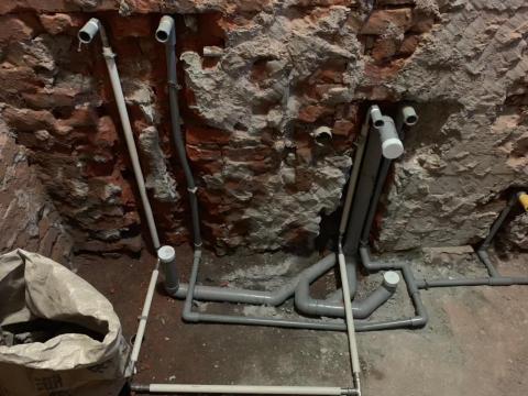 富業水電工程 - 臉盆冷熱水、蓮蓬頭冷熱水及壁面.地面排水配管