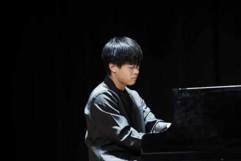 阿秉 - 參與的鋼琴演奏照片