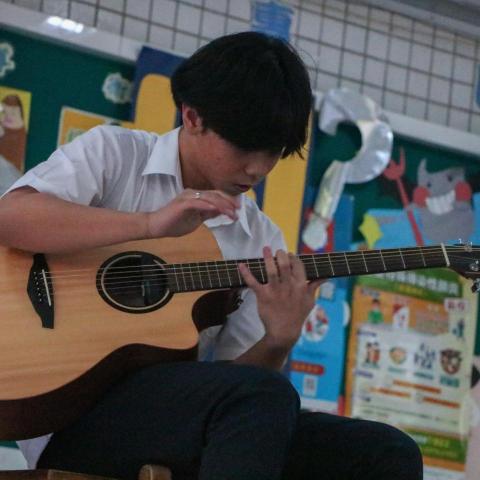 提供初學吉他服務的專家李奕良