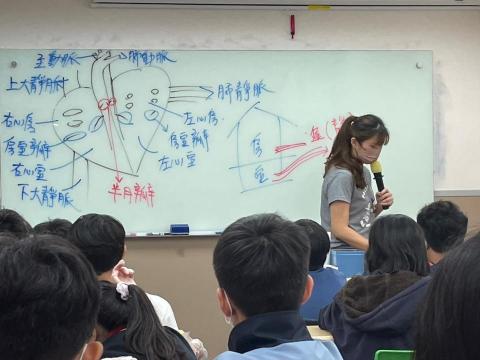 Cindy - 這是國中生物在上實驗課時的場景
這一堂在帶孩子們解剖豬心
認識豬的心臟