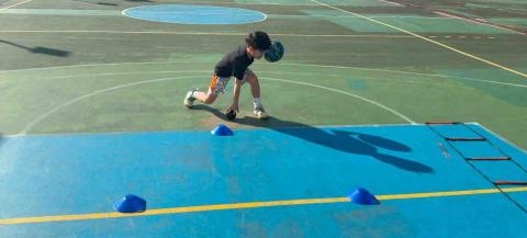 Coach Chou專業籃球團隊🏀 - 運球訓練+重力球！可以讓學生的身體自然去降低重心，後腳形成推蹬腳發力，擁有更快的第一步。