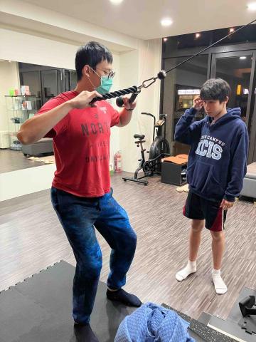 新新潮流運動按摩X林承菱運動訓練（KIOKOP) - 上背後拉