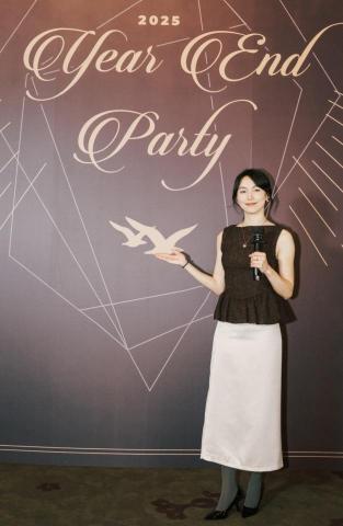 劉品秀 - 掌握舞台，點燃精彩時刻

在這場盛大的尾牙中，我以主持人的身份站在舞台上，不僅串聯活動流程，更希望為現場賓客營造一場難忘的晚宴體驗。主持是一門藝術，需要精準掌控節奏、靈活應對變化，同時以最自然的方式帶動現場氛圍，讓每個人都能投入其中。

這場晚宴從頭到尾都經過細緻規劃，確保活動流暢進行，讓賓客們在華麗的氛圍中享受歡樂。當我手持麥克風與大家互動時，不僅是傳遞資訊，更是在創造氛圍、連結人心。