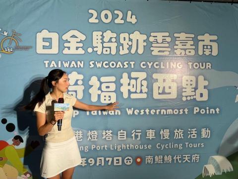劉品秀 - 清晨微光中，我站上台南鯤鯓代天府的舞台，不只是主持人，更是這場「白金騎跡雲嘉南&mdash;&mdash;騎福極西點」的引路人。上千名騎士齊聚，準備踏上一場結合文化與挑戰的旅程。

出發前，我帶領大家暖身，透過帶動跳讓身體甦醒、氣氛升溫。伴隨音樂，騎士們漸漸放開拘謹，笑聲與歡呼聲交織，這不只是熱身，更是團結的開始。

在騎士們整裝待發前，我用專業與熱忱，與大家一同開啟這場向極西點進發的冒險。
