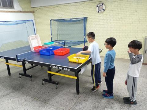 雙北乒乓，桌球教室 - 控制球落點練習中