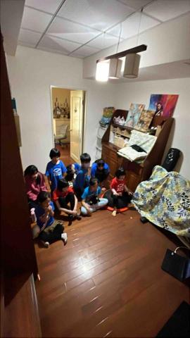 林沛 - 爸爸媽媽的朋友來家裡聚會聊天，小孩就由我負責，讓家長們可以好好的聊天聚會。