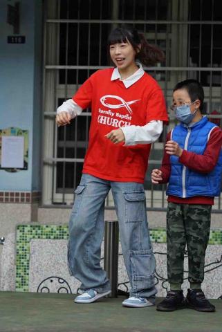 林沛 - 教會運動會上台負責帶動跳