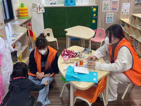 林沛 - 學校親子館實習 除了打掃環境外，也會陪小孩玩（我是左邊坐在地板的）