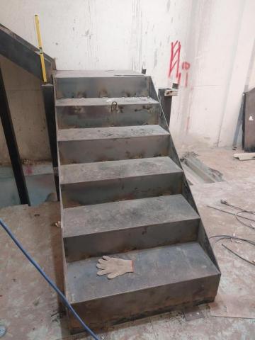 愷晴工程行 - 三民路，鋼梯，施作中。