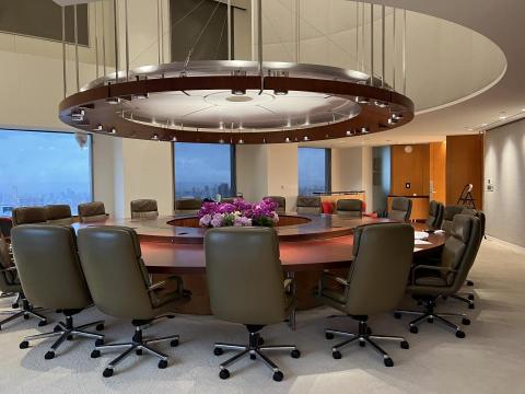 林蓁蕙 - 會議室-桌面重新噴漆及地毯更換