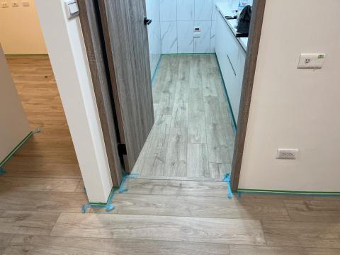 頂廷木地板 - 施工完成貼上貼紙後打上矽利康