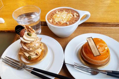 海倫帶你去旅行 - ☕ 海倫帶你去旅行：東京下午茶與世界級甜點推薦 ?

來到東京，除了觀光購物，當然不能錯過這座城市最精緻的下午茶與世界級甜點！無論是優雅的英式下午茶，還是融合和洋風味的創意甜點，東京都能滿足你的味蕾。現在，就讓**「海倫帶你去旅行」**，一起探索東京的甜蜜時光吧！

⸻

✨ 必訪東京高級下午茶 ✨
☕ The Lobby Lounge（東京香格里拉大酒店）
?