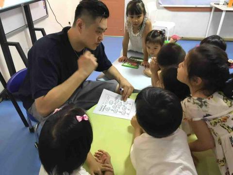 提供翻译i服務的專家Dennis Chung