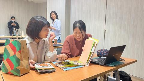 さら　日文家教/翻譯/口譯 - 在幼兒園交流會上協助來自香川的幼兒園老師（右）口譯時的交流照片