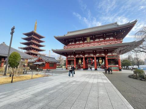 海倫帶你去旅行 - 海倫帶你去旅行｜日本淺草寺
探索東京最具歷史與文化氣息的經典地標&mdash;&mdash;淺草寺！這座東京最古老的寺廟，擁有超過千年歷史，不僅香火鼎盛，更是當地人與遊客最愛的必訪景點。

從象徵吉祥的雷門開始，穿越熱鬧的仲見世通，沿途品嚐人形燒、抹茶冰淇淋等地道小吃。走進主殿參拜求籤，感受濃厚的日式信仰文化。傍晚時分，寺廟點燈後更添神秘氛圍，冬季還會有美麗的燈飾，宛如夢幻場景。
