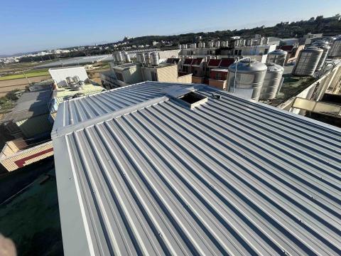 高瑞隆 - 屋頂加蓋鐵皮屋