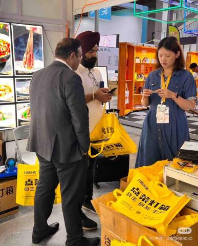 Fion - 上海廣印展攤位翻譯