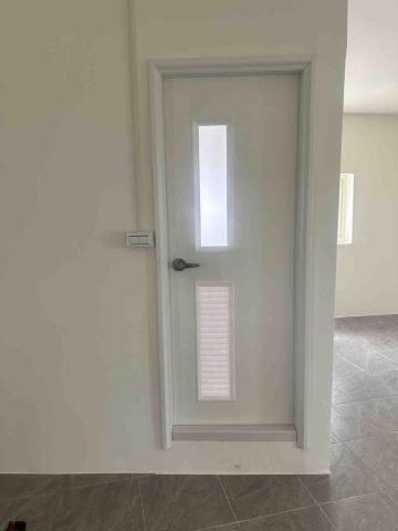 高瑞隆 - 浴室門