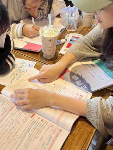 康老師 - 在咖啡廳家教（一對二）