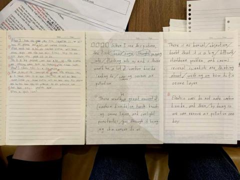 Kevin - 國一英文作文批改
左一：學生原作、右：逐句批改