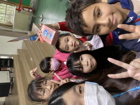 林晏榆 - 在舊莊國小帶領英語營隊，圖片中的孩子都是國小中低年級的。