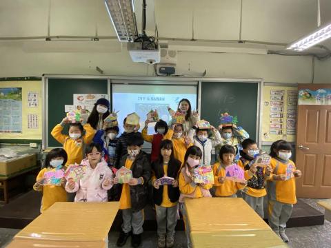 林晏榆 - 這是去小學當晨間導讀英語繪本的大合照！
小朋友那天都很專心在聽故事，也很認真的問問題。