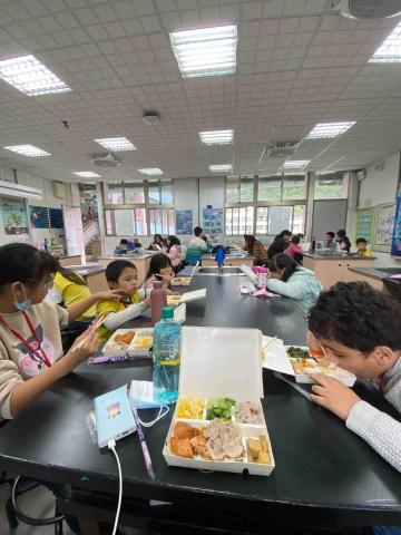 林晏榆 - 營隊的午餐總是會有些孩子不喜歡吃的青菜，但我都會要求他們至少吃一口！希望他們再怎麼不喜歡都要有嘗試的勇氣～