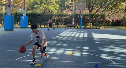 Coach Chou專業籃球團隊🏀 -  外側腳急停炸球：可創造投籃以及切入的空間。