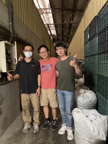 陳韻仁 - 上線成功與客戶合影