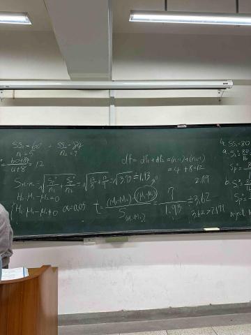 陳則翰 - 於大學擔任助教，教學社會統計的板書