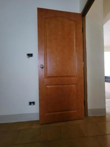 周秋宏 - 門片更換