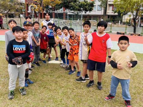 高雄棒球專業訓練 - 新興國小棒球社團教練 高雄棒球專業訓練 - 新興國小棒球社團教練