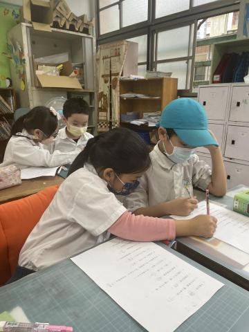 楊彩慈 - 班上學生藉由兩人討論、ㄧ起完成練習單