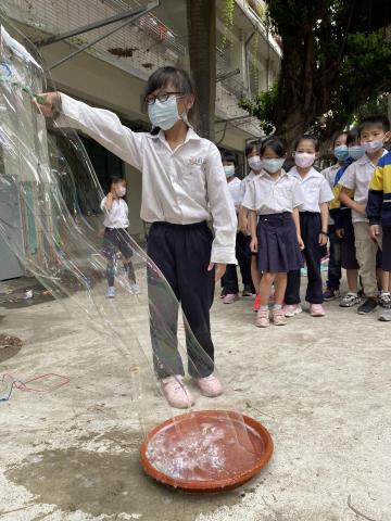 楊彩慈 - 配合生活課實地觀察泡泡