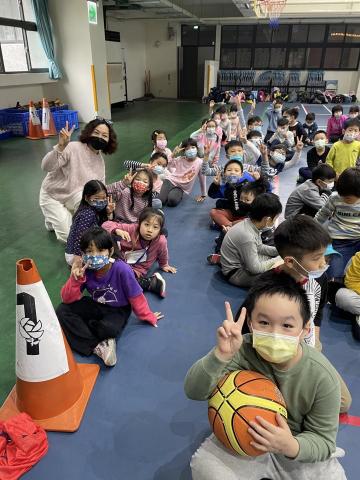 楊彩慈 - 帶領班上學生進行體育競賽