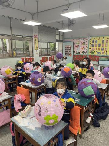 楊彩慈 - 美勞課：彩繪燈籠