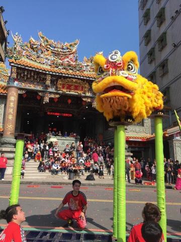 鴻德醒獅傳藝坊 - 高樁演出