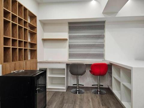 小家空間設計 - 配合屋主的現況需求,左邊設計紅酒架,中間是置放電腦作業區域,右邊則是中島設計。 小家空間設計 - 配合屋主的現況需求,左邊設計紅酒架,中間是置放電腦作業區域,右邊則是中島設計。