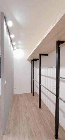 小家空間設計 - 屋主想要更寬敞的空間,直接幫屋主設計整面牆壁式的開放式衣櫃,且中間的活動吊桿架可隨時移動,也讓屋主自行決定想要掛的位置及空間。 小家空間設計 - 屋主想要更寬敞的空間,直接幫屋主設計整面牆壁式的開放式衣櫃,且中間的活動吊桿架可隨時移動,也讓屋主自行決定想要掛的位置及空間。