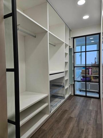 小家空間設計 - 原先設計是廚房部分,但經過設計後,把前陽台變成開放式廚房,原廚房區更改為更衣間,讓屋主有更多的置衣空間可使用。 小家空間設計 - 原先設計是廚房部分,但經過設計後,把前陽台變成開放式廚房,原廚房區更改為更衣間,讓屋主有更多的置衣空間可使用。