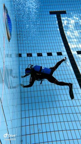 嬰兒親子游泳～成人泳姿調整 - 池底清潔