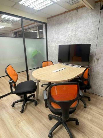 乙巳居（Soft decoration design) - 利用剩餘地方小會議室壁紙、地板、桌子設計