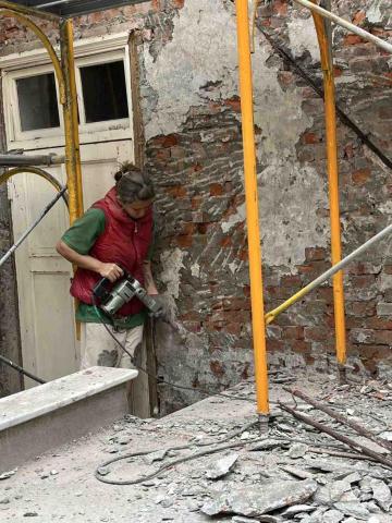 綋聖 - 教堂內四周白漆打除