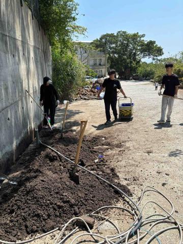小資家適 - 清潔水溝/挖溝中
