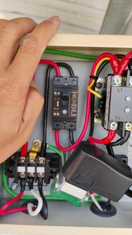 煜伸水和電維修 - 更換太陽能熱水器加熱棒。