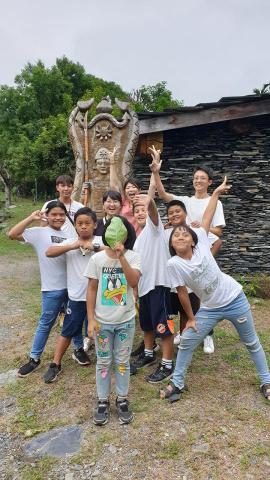 童心力有限公司 - 【節目】
自從2018年地方創生政策拓展全台，在地經理人就成為地方的樞紐。為了讓他們的宏大理念更容易在當地推廣，我們特別企劃，挑戰在地經理人將他們的理念濃縮彙整，讓當地10歲孩童聽得懂，並呼籲社會大眾共襄盛舉。圖片為台東金鋒鄉在地經理人EMMA，專案/財團法人中衛發展中心。