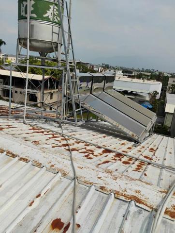煜伸水和電維修 - 太陽能熱水器微電腦開關強制加熱鍵失效，微電腦控制器無畫面顯示，更換加熱棒。