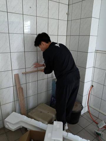 鍾采 - 人造石檯面背牆為一體成型，牆壁若歪斜或有其他柱腳、缺角類，是需要到現場打角度樣板的喔！