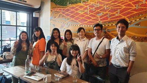 童心力/小謝 - 【課程教學】
世新大學廣電系專題研究三-地方創生/彰化市
於世新大學廣電系蔡珮老師合開專題研究三課程，課程主題為地方創生的節目企劃。圖片為帶領學生前往彰化市拜訪在地經理人─小王子，討論如何將彰化題材設計為地方創生節目企劃。課程結束後，學生與小王子有進一步的專案合作，成功串聯產學資源。