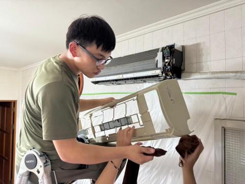 清風匠心 - 空調掛洗過程照，
皆會使用養生膠帶保護您的傢俱及地板減少被噴到的可能性！